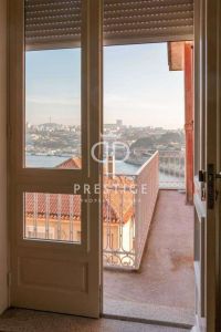 Bright 5 bedroom Apartments for sale with lake or river view in Miragaia , Porto, Northern Portugal