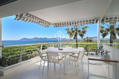 Bright 3 bedroom Duplex for sale with panoramic view and sea view views in La Croisette, Cannes, Cote d