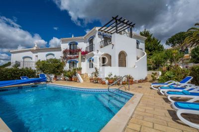 Spacious 3 bedroom Townhouse for sale with sea view in Dunas Douradas, Algarve