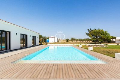 Bright 4 bedroom Single Storey Villa for sale in Azenhas do Mar, Colares, Central Portugal