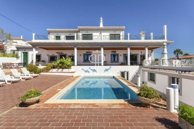 Bright 4 bedroom Villa for sale with sea view in Loule, Algarve