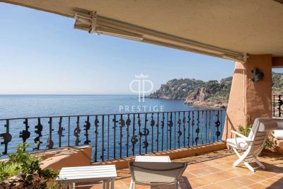 Waterfront 2 bedroom Apartment for sale with sea view in Theoule sur Mer, Cote d