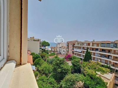 Bright 1 bedroom Studio for sale with sea view in Palm Beach, Cannes, Cote d