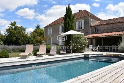 6 bedroom Farmhouse for sale with Income Potential in Pouille, Pays-de-la-Loire