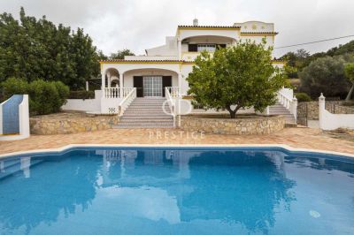 Inviting 4 bedroom Villa for sale with sea view in Boliqueime, Algarve