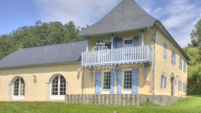 Elegant 4 bedroom Farmhouse for sale with panoramic view in Tardets Sorholus, Aquitaine