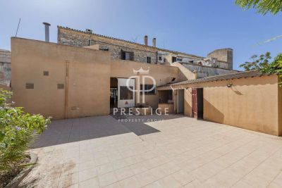 Spacious 5 bedroom Townhouse for sale with panoramic view in Felanitx, Mallorca