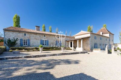 Renovated 4 bedroom Manor House for sale with panoramic view and countryside view in Duras, Aquitaine