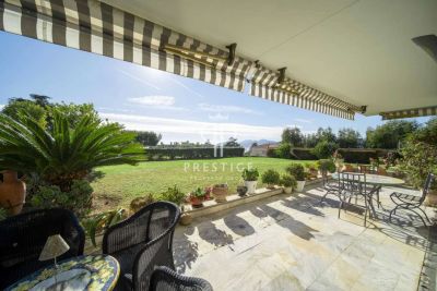 Bright 2 bedroom Ground Floor for sale with sea view in Croix des Gardes, Cannes, Cote d