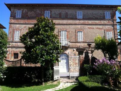 Authentic 10 bedroom Farmhouse for sale with panoramic view and sea view in Castiglione del Lago, Umbria