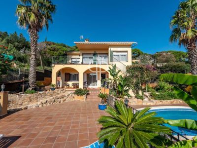 Inviting 6 bedroom Villa for sale with sea view in Serra Brava, Lloret de Mar, Catalonia