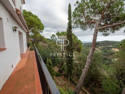 Spacious 6 bedroom Villa for sale with sea view in Serra Brava, Lloret de Mar, Catalonia