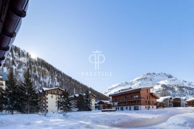 Bright 4 bedroom Apartment for sale with panoramic view in Val d