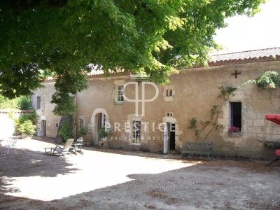 Character 6 bedroom House for sale with countryside view in Verteillac, Aquitaine