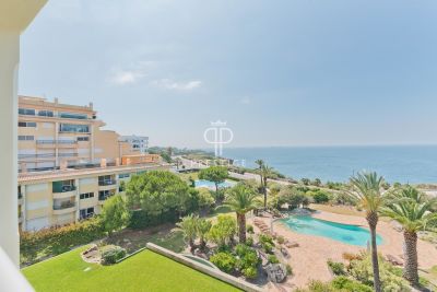 Waterfront 4 bedroom Apartment for sale with sea view in Guia, Cascais, Central Portugal