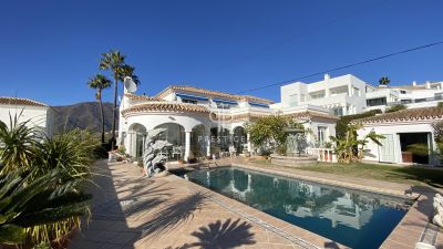 Stunning 4 bedroom Villa for sale with sea view and panoramic view in Estepona, Andalucia