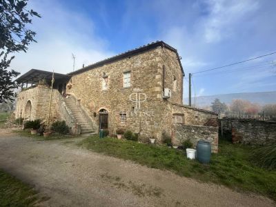 3 bedroom Farmhouse for sale with countryside view with Income Potential in Tuoro sul Trasimeno, Perugia, Umbria