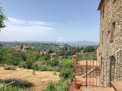 Renovated 3 bedroom Farmhouse for sale with panoramic view in Parrano, Umbria