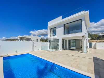 Immaculate 4 bedroom Villa for sale with sea view in Santa Barbara de Nexe, Algarve