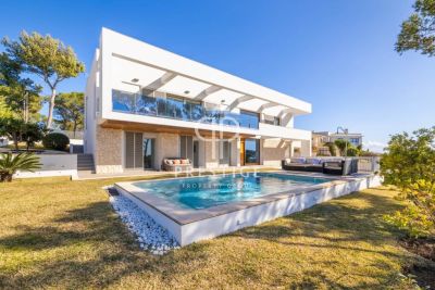 Bright 5 bedroom Villa for sale with sea view in Cala Vinyes, Mallorca