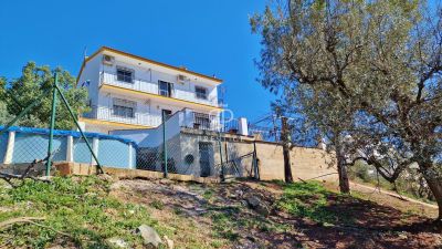 Spacious 5 bedroom House for sale with sea view in Comares, Andalucia