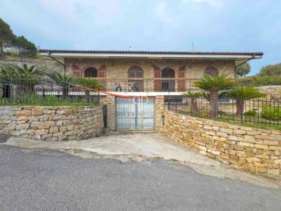 Authentic 3 bedroom Villa for sale with sea view in Cipressa, Liguria