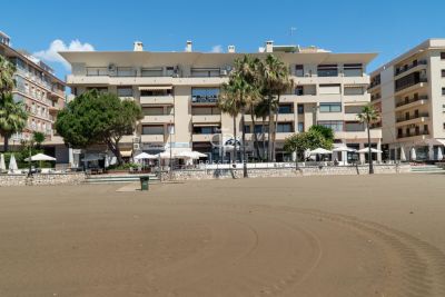 Beachfront 2 bedroom Apartment for sale with sea view in Estepona, Andalucia