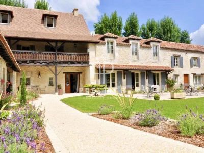 Income Producing 11 bedroom Commercial Property for sale with lake or river view in Perigueux, Nouvelle Aquitaine