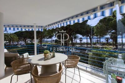 Bright 2 bedroom Apartment for sale with sea view in La Croisette, Cannes, Provence Alpes Cote d'Azur