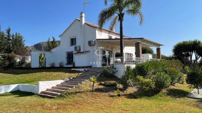 Stylishly renovated 3 bedroom country ho...