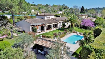 Bright 4 bedroom House for sale with countryside view in Chateauneuf, Provence Alpes Cote d'Azur