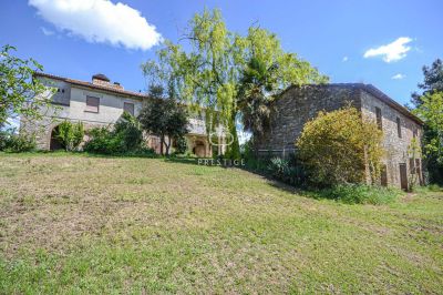 4 bedroom Farmhouse for sale with countryside view with Income Potential in Montegabbione, Umbria