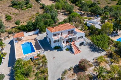 Immaculate 4 bedroom Villa for sale with panoramic view in Santa Barbara de Nexe, Algarve