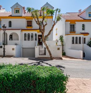 Modern 4 bedroom Townhouse for sale with sea view in Seghers, Estepona, Andalucia