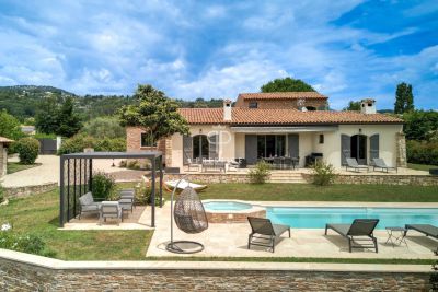 Bright 4 bedroom House for sale with panoramic and countryside views in Chateauneuf, Provence Alpes Cote d'Azur