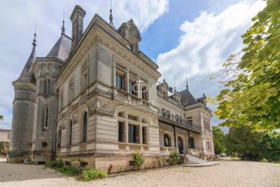 Grand 10 bedroom House for sale with lake or river view in Jarnac, Nouvelle Aquitaine