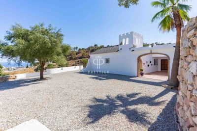 Perfect 5 bedroom Villa for sale with sea and countryside views in Estepona, Andalucia