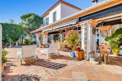 Immaculate 5 bedroom Villa for sale with sea and countryside views in Selwo, Estepona, Andalucia