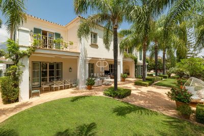 Stylish 5 bedroom Villa for sale with sea view in Marbella, Andalucia