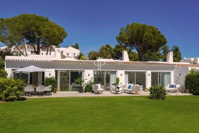 Bright 3 bedroom House for sale with panoramic view in Puerto Banus, Andalucia