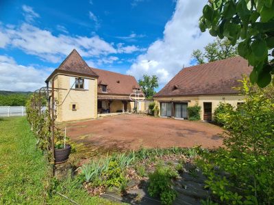 Quiet 9 bedroom House for sale with countryside and panoramic views in Sarlat la Caneda, Nouvelle Aquitaine