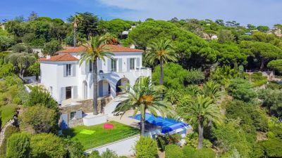 Fabulous light and airy villa in the sought-after residential Semaphore area, of Saint Maxime, with views over the Bay...