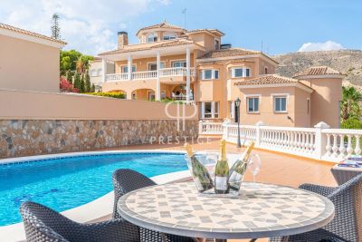 5 bedroom Villa for sale with sea view with Income Potential in El Campello, Valencia