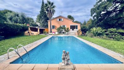Inviting 4 bedroom House for sale in Mougins, Provence Alpes Cote d'Azur
