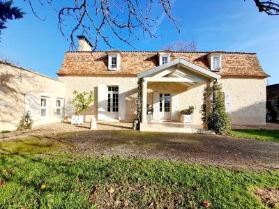 Beautiful 5 bedroom Farmhouse for sale with countryside view in Castillonnes, Nouvelle Aquitaine