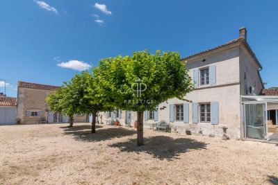 Character 4 bedroom House for sale with countryside view in Segonzac, Nouvelle Aquitaine