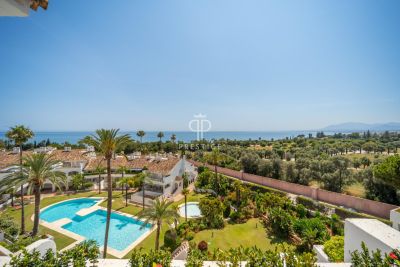 Spacious 3 bedroom Penthouse Apartment for sale with sea and panoramic views in Marbella, Andalucia