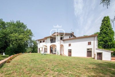 Spacious 4 bedroom Villa for sale with countryside and panoramic views in Santa Maria a Monte, Tuscany