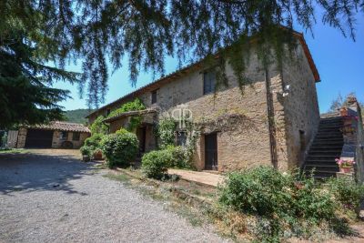 Renovated 4 bedroom Farmhouse for sale with panoramic and countryside views in Piegaro, Umbria