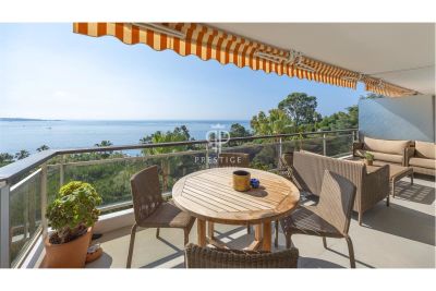 Beautiful 2 bedroom Apartment for sale with sea view in Cannes, Provence Alpes Cote d'Azur